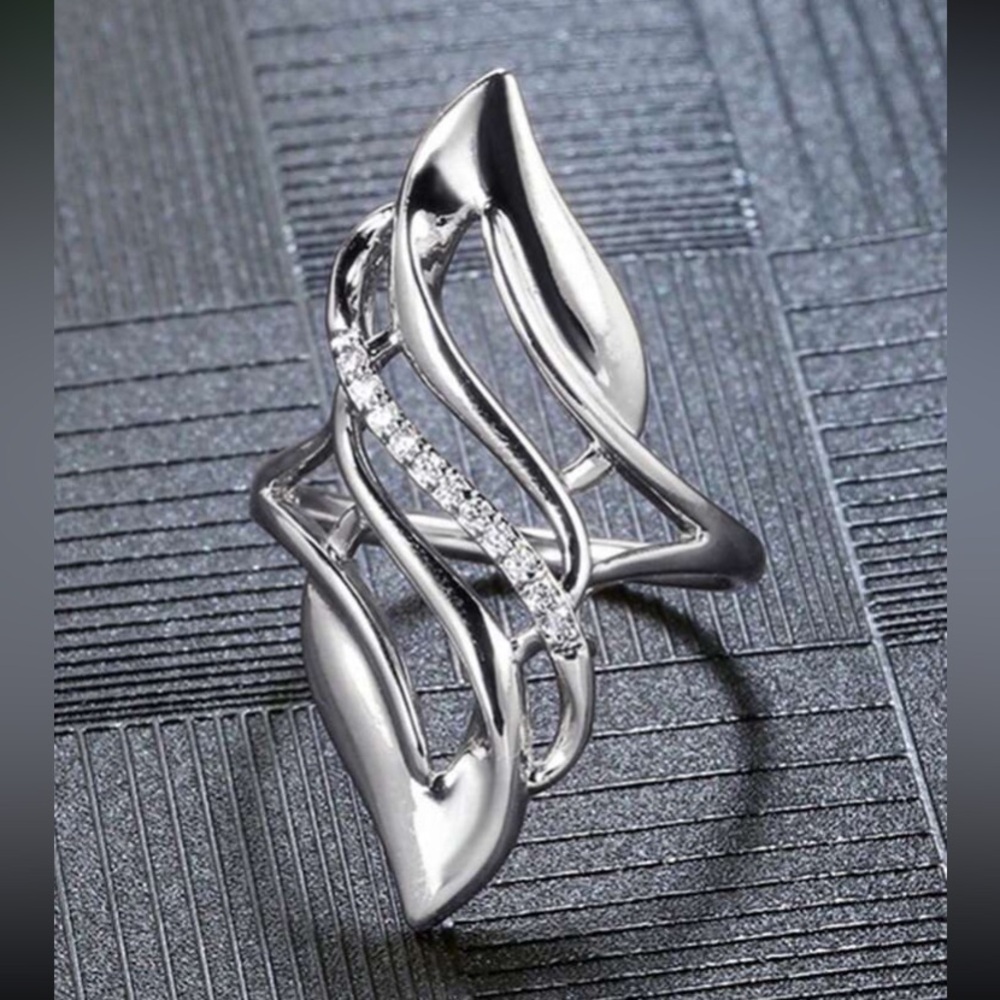 🆕 Silver & Crystal Swirl Ring!!! Brand New!!!  Size 9